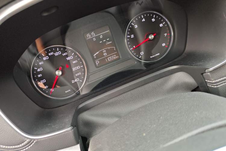 Used Roewe RX5 2016 20T Two-Wheel Drive Automatic Flagship Edition Odometer Close Up