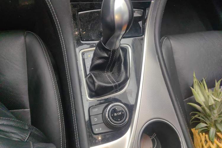 Used Infiniti Q50 2014 3.7L Comfort Edition Gear Lever