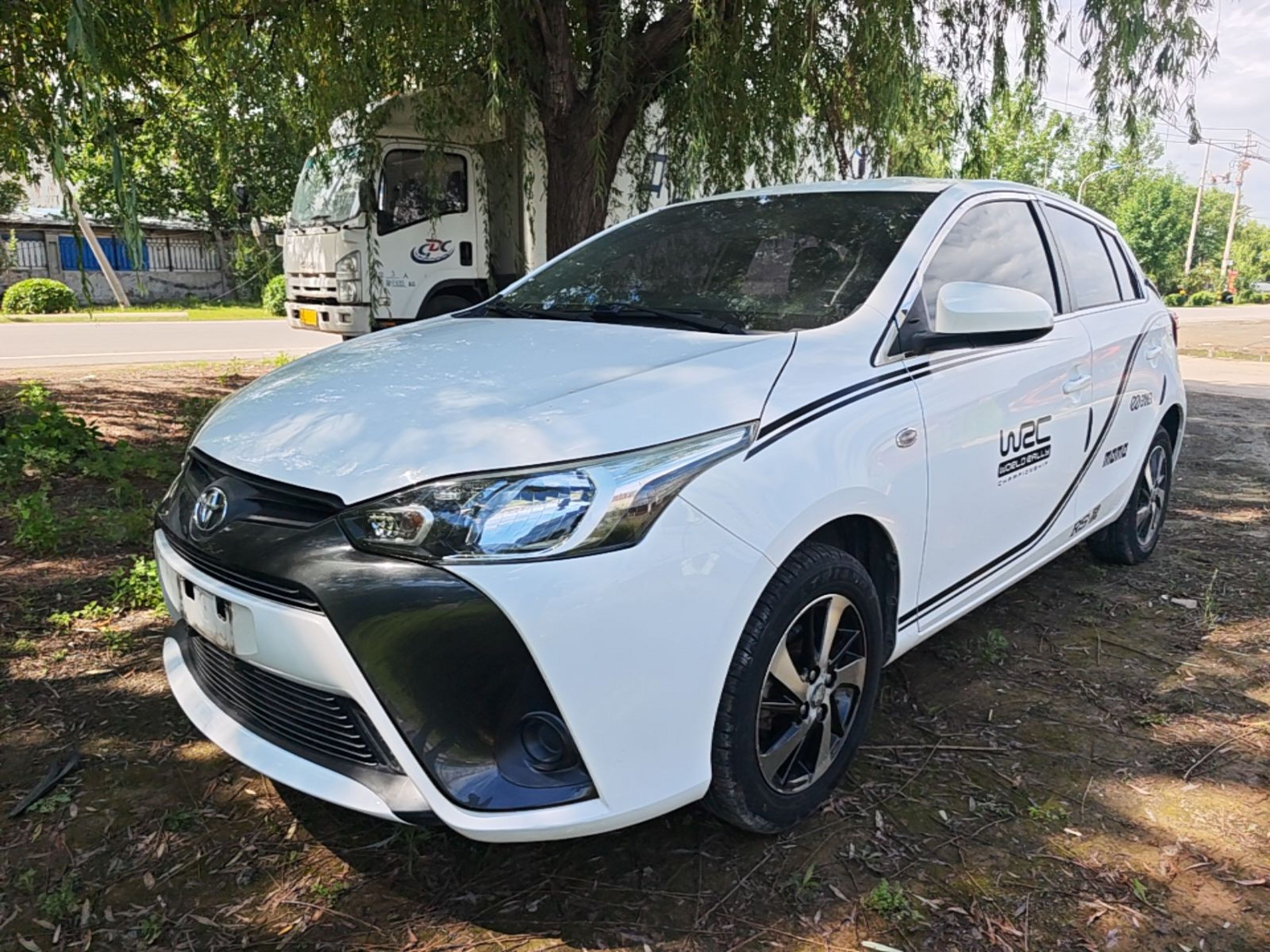 Под передней частью автомобиля