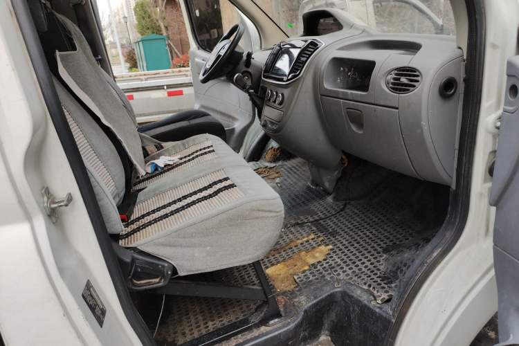 Used SAIC MAXUS Xintu V80 2019 2.5T Classic Version 6-Speed Manual – Aoyuntong Modified Long Wheelbase Mid-Height 7-Seater Left Rear Seat