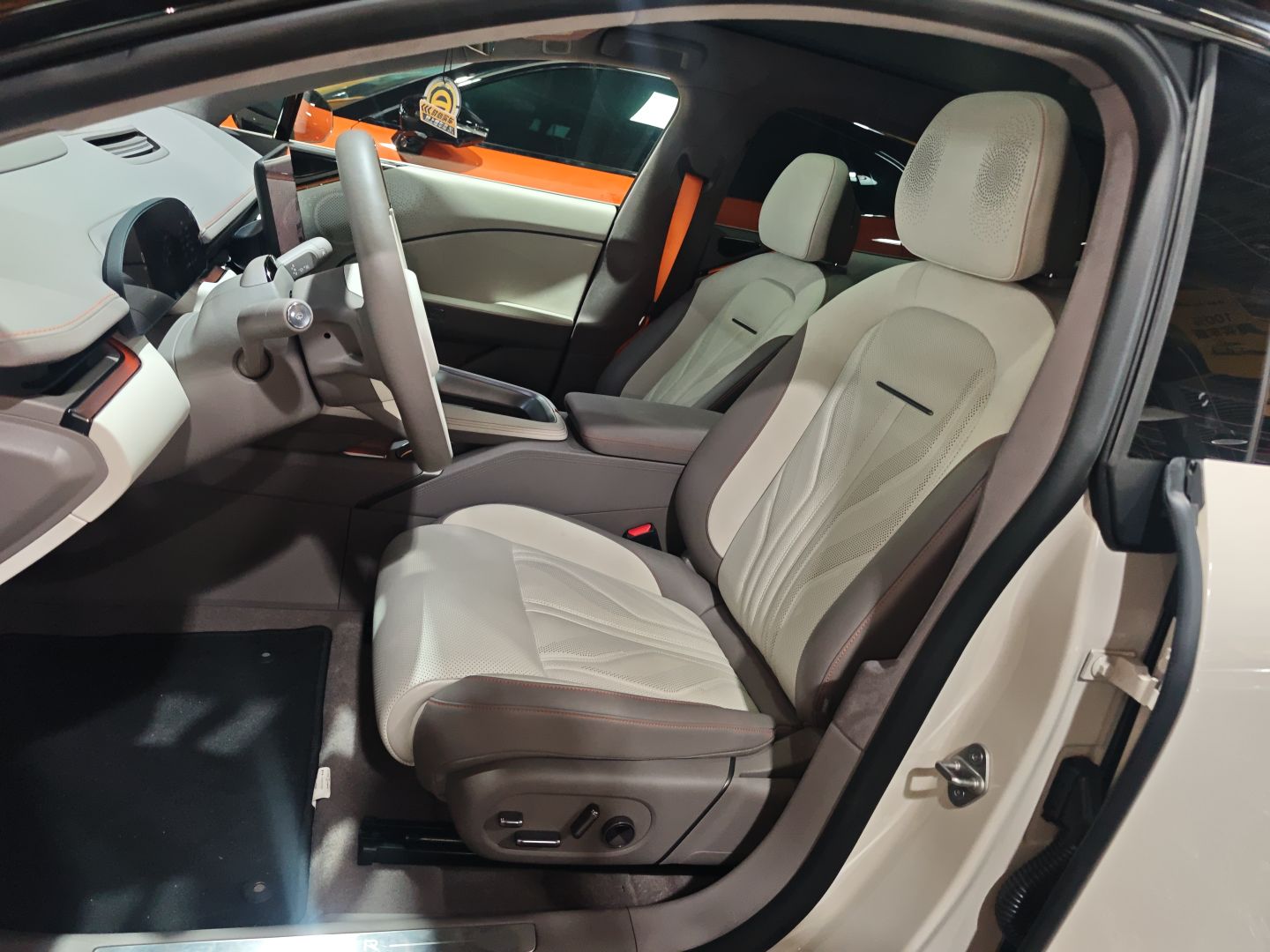 Переднее сиденье в автомобиле