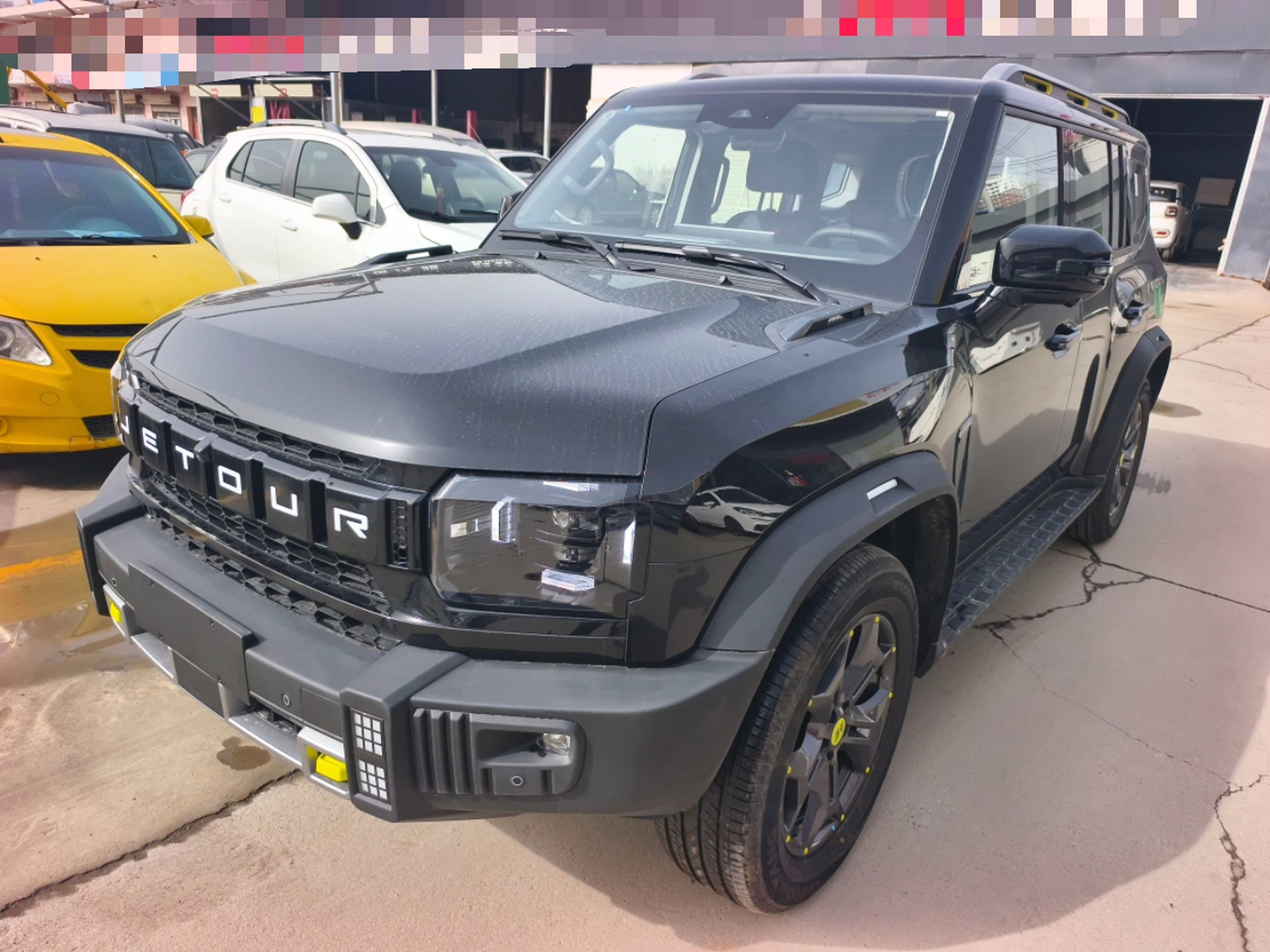 تحت مقدمة السيارة