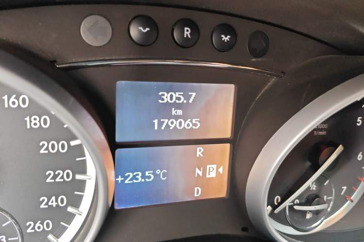 Used Mercedes-Benz R-Class 2011 R 350 L 4MATIC Odometer Close Up