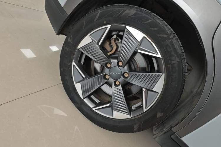 Used AION Y 2022 70 Intelligent Edition Lithium Iron Phosphate Right Rear Wheel Hub