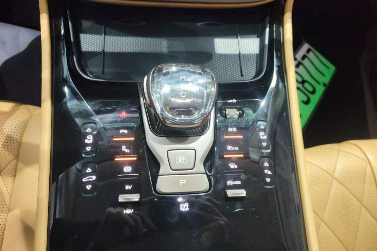 Used Denza D9 2022 DM-i 1040 Prestige Model