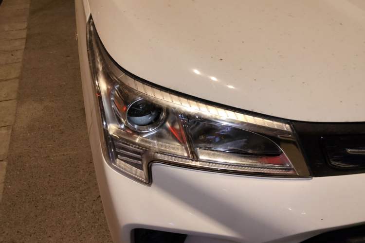 Used Dongfeng Fengon 380 2022 1.5L Standard Edition 7-Seater Passenger Vehicle Right Front Headlight