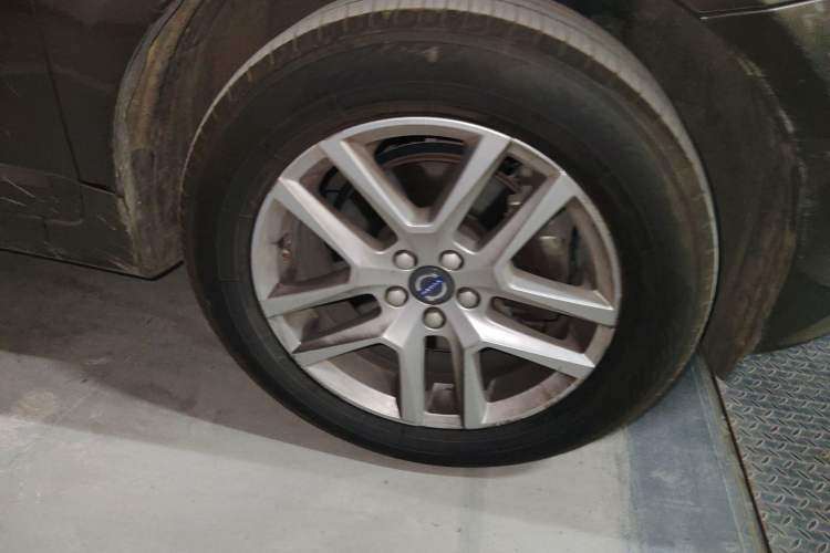 Used Volvo XC60 2016 T5 Smart Drive Edition Right Front Wheel Hub