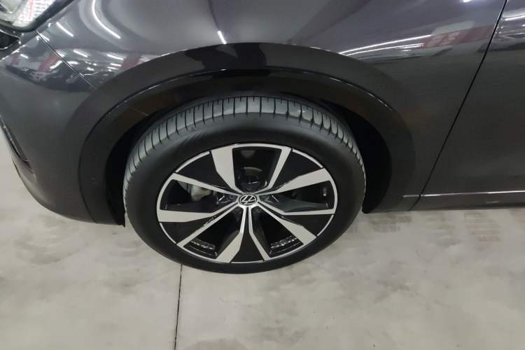 Used Volkswagen Tavendor 2023 380TSI Four-Wheel Drive R-Line First Edition Left Front Wheel Hub
