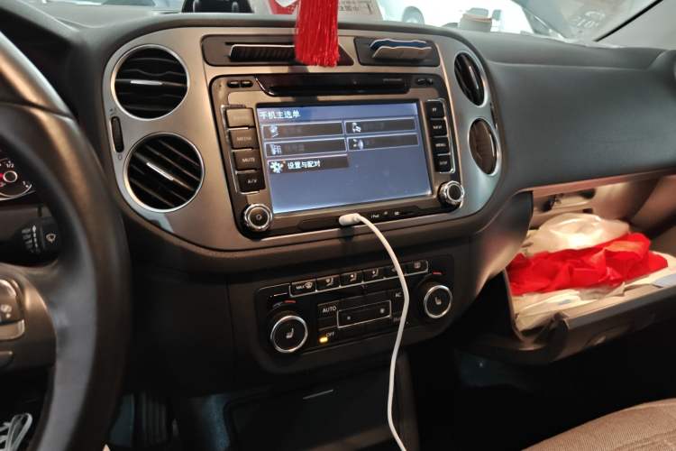 Used Volkswagen Tiguan 2012 1.8TSI Automatic All-Wheel Drive Elite Edition Audio And AC Panel