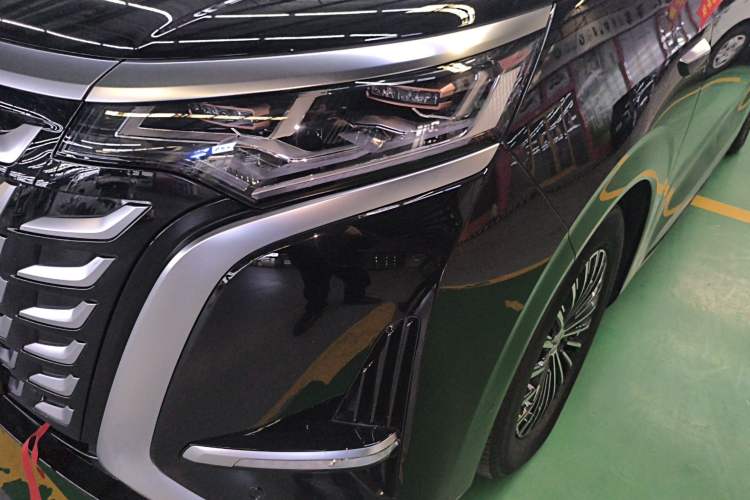 Used Denza D9 2025 DM-i Smart Drive 1020 Four-Wheel Drive Deluxe Model
