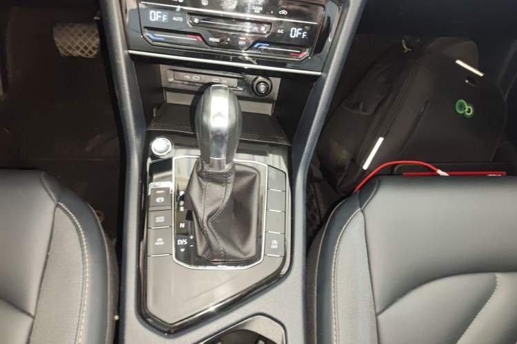 Used Volkswagen Tharu 2023 300TSI Two-Wheel-Drive Full Moon Edition Gear Lever