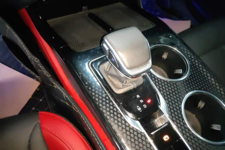 Used Hongqi HS3 2023 1.5T Two-Wheel Drive Shanwei Edition Gear Lever