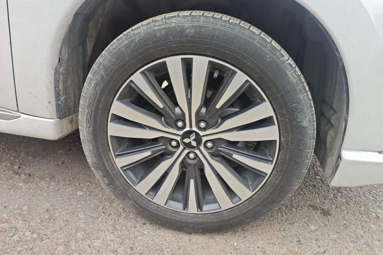 Used Mitsubishi Outlander 2021 2.0L Two-Wheel Drive Comfort Edition 5 Seats Right Front Wheel Hub