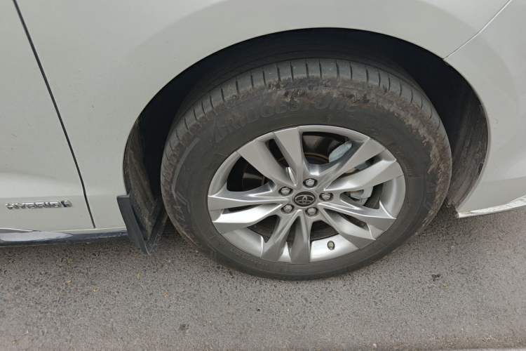 Used Toyota SIENNA 2021 2.5L Hybrid Platinum Edition Right Front Wheel Hub
