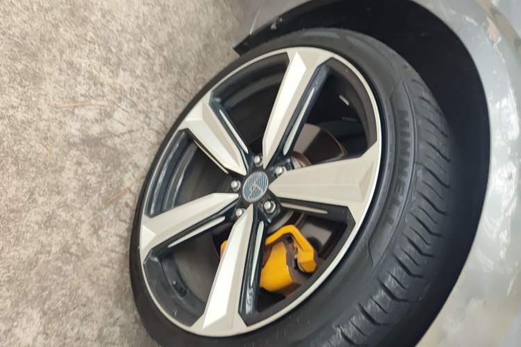 Used Kia K5 2020 380T GT-Line Premium Edition Right Front Wheel Hub