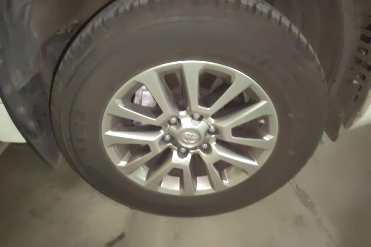 Used Toyota Prado 2018 3.5L Automatic TX-L NAVI with Rear-Mounted Spare Tire Right Front Wheel Hub