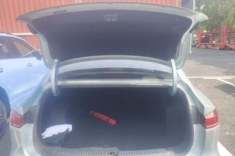 Used Roewe D6 2025 450km Deluxe Edition Trunk