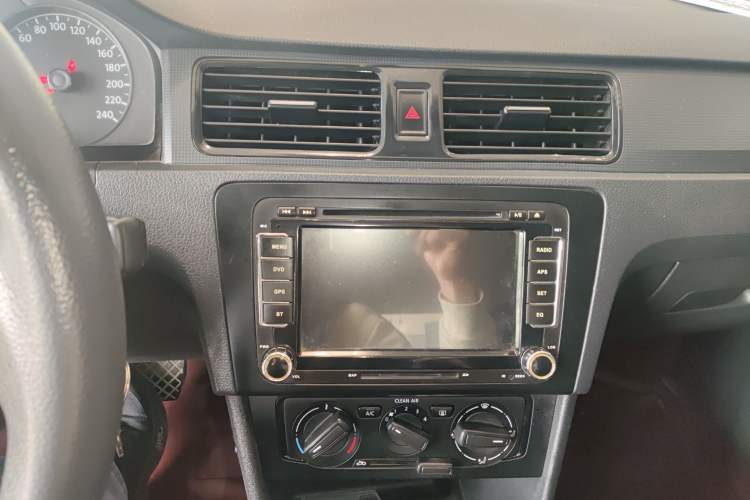 Used Volkswagen Santana 2015 1.6L Automatic Fashion Edition Audio And AC Panel