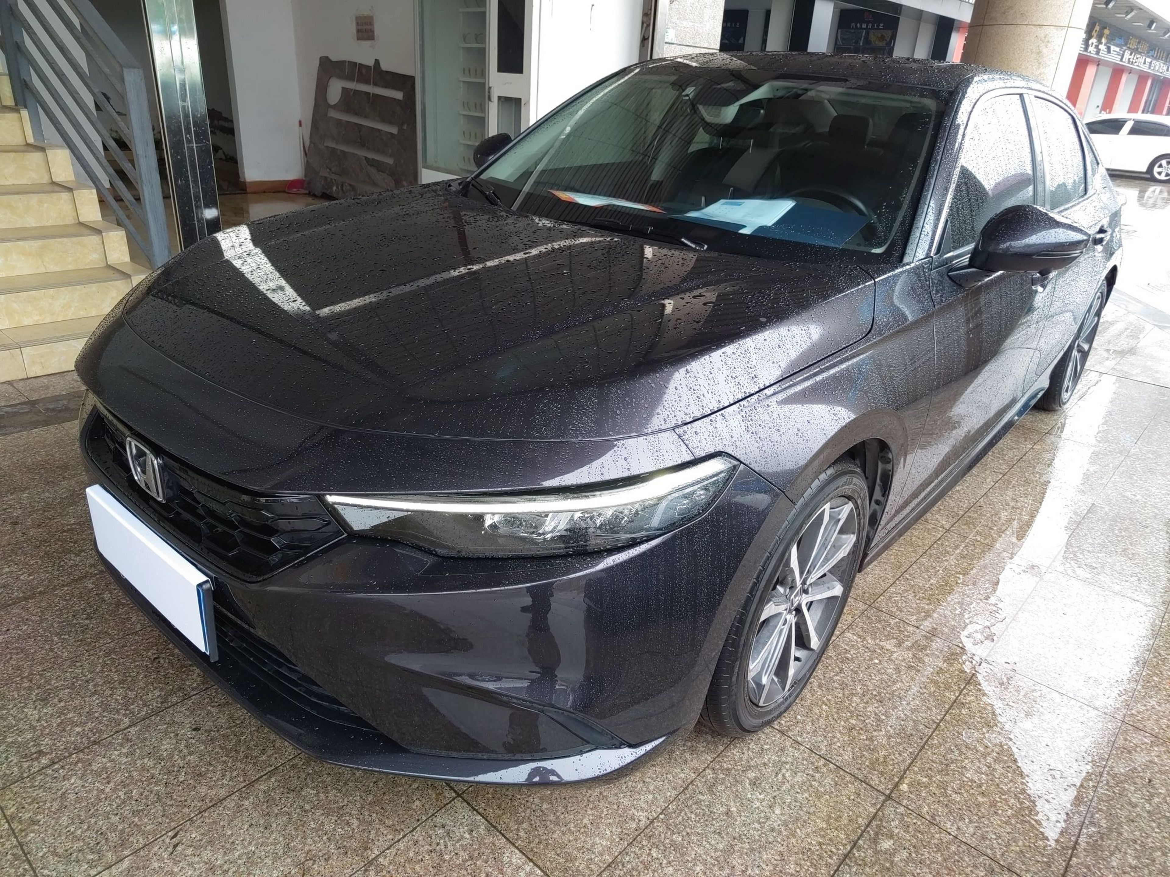 Под передней частью автомобиля