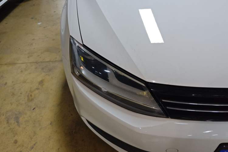 Used Volkswagen Sagitar 2012 1.6L Automatic Fashion Edition Right Front Headlight