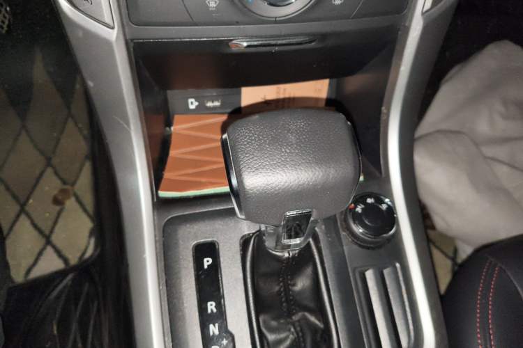 Used SAIC MAXUS T60 2017 2.0T Gasoline Automatic 4x4 High-Ride Elite Standard Cabin Gear Lever