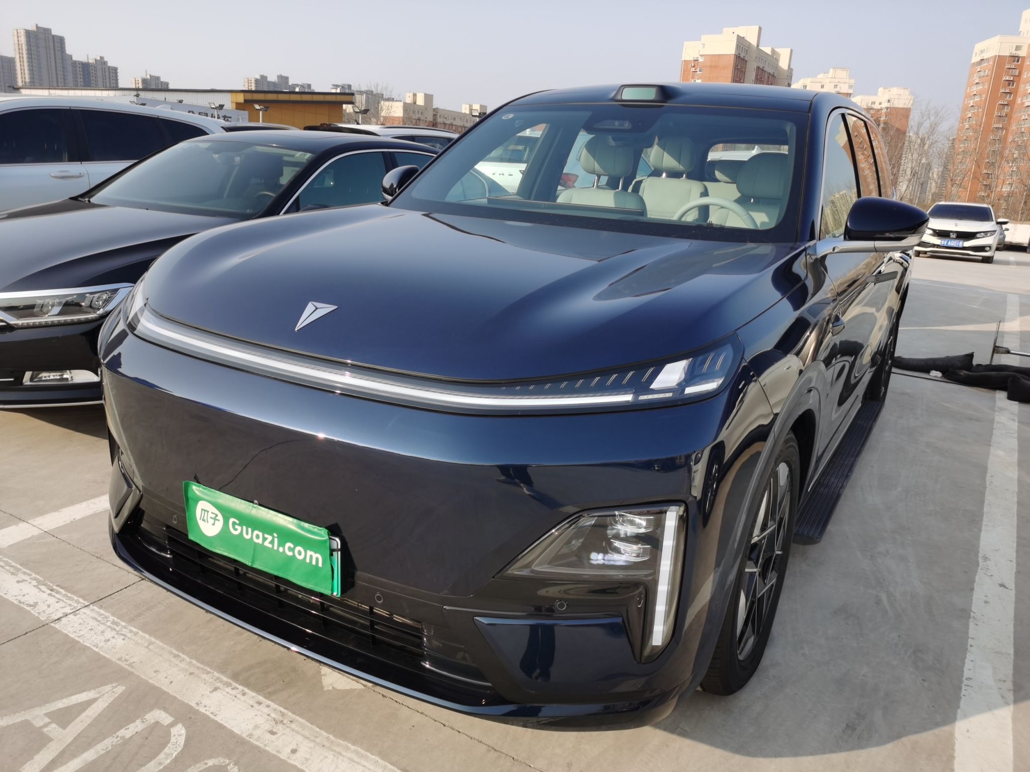 Под передней частью автомобиля