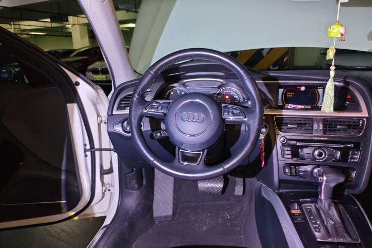 Used Audi A4L 2013 35 TFSI Automatic Standard Model Steering Wheel