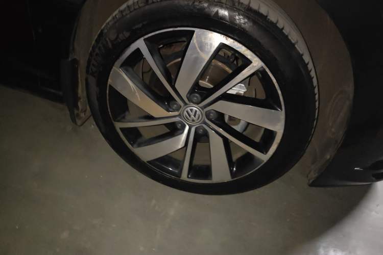 Used Volkswagen Sagitar 2021 280TSI DSG Excellence Edition Right Front Wheel Hub