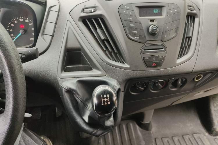 Used Ford Transit 2019 2.0T Diesel Multi-Purpose Commercial Vehicle Short Wheelbase Low Roof 6-Seater China VI Standard Audio And AC Panel