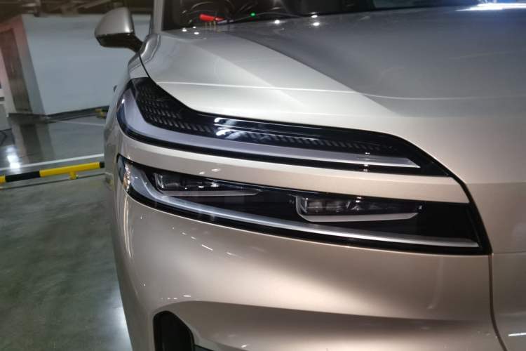 Used ONVO Luxeed L90 2025 Model—Max Six-Seater Version Right Front Headlight