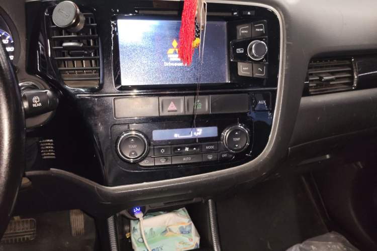 Used Mitsubishi Outlander 2016 2.4L 4x4 Elite Edition 7-Seater Audio And AC Panel