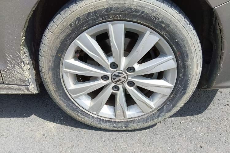 Used Volkswagen Sagitar 2017 1.6L Automatic Comfort Model Right Front Wheel Hub