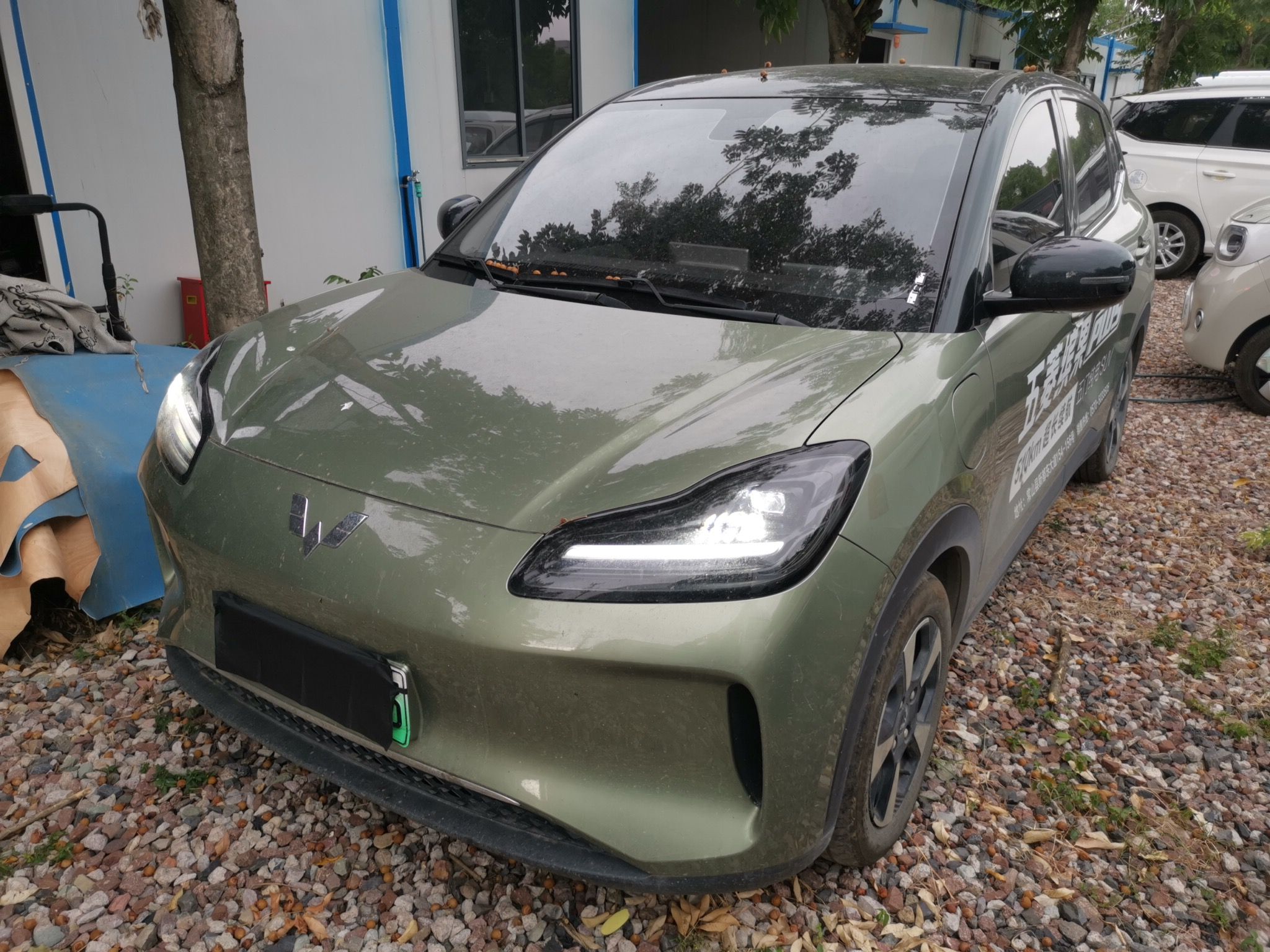 تحت مقدمة السيارة