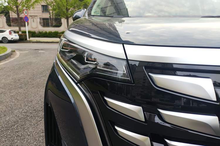 Used Denza D9 2024 DM-i 980 Four-Wheel Drive Flagship Model Right Front Headlight