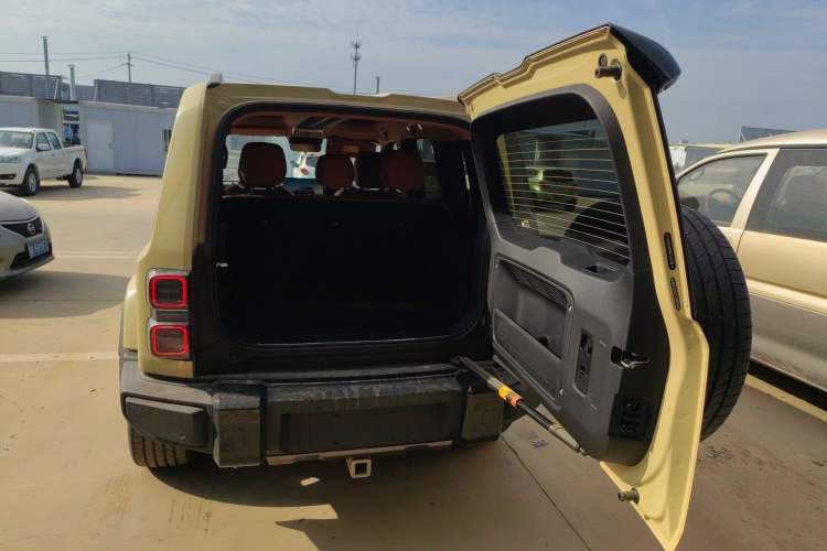 Used iCAR V27 2026 Model 200KM Four-Wheel Drive Falcon 700 Trunk