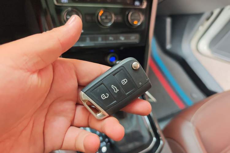 Used Volkswagen Touran 2016 Volkswagen Touran L 280TSI DSG Luxury Edition Vehicle Key