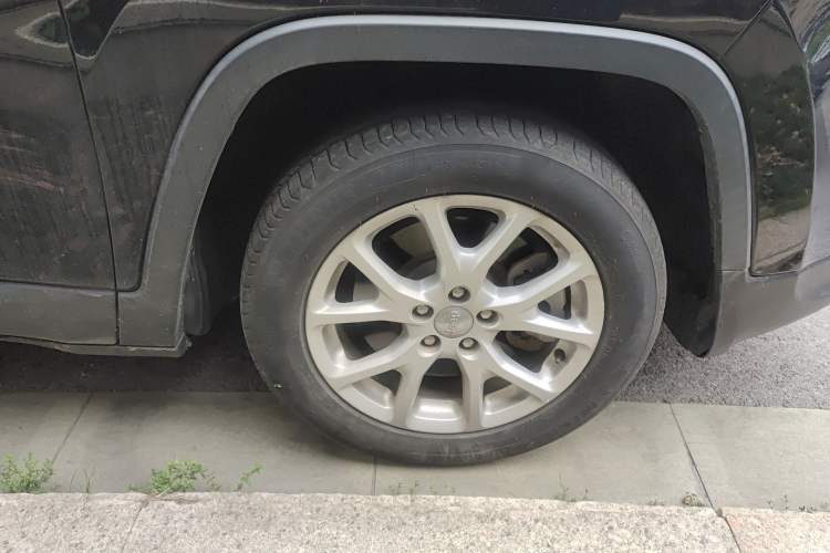 Used Jeep Cherokee 2017 2.0L Superior Edition Right Front Wheel Hub