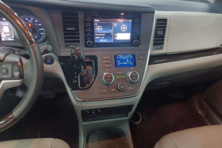 Used Toyota SIENNA 2018 3.5L Two-Wheel Drive SE U.S. Specification