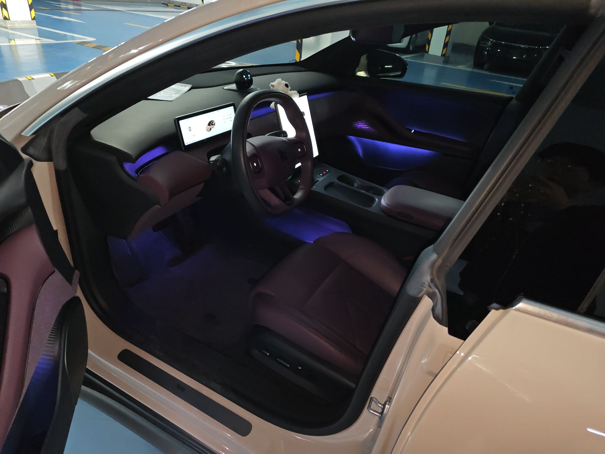 المقاعد الأمامية داخل السيارة