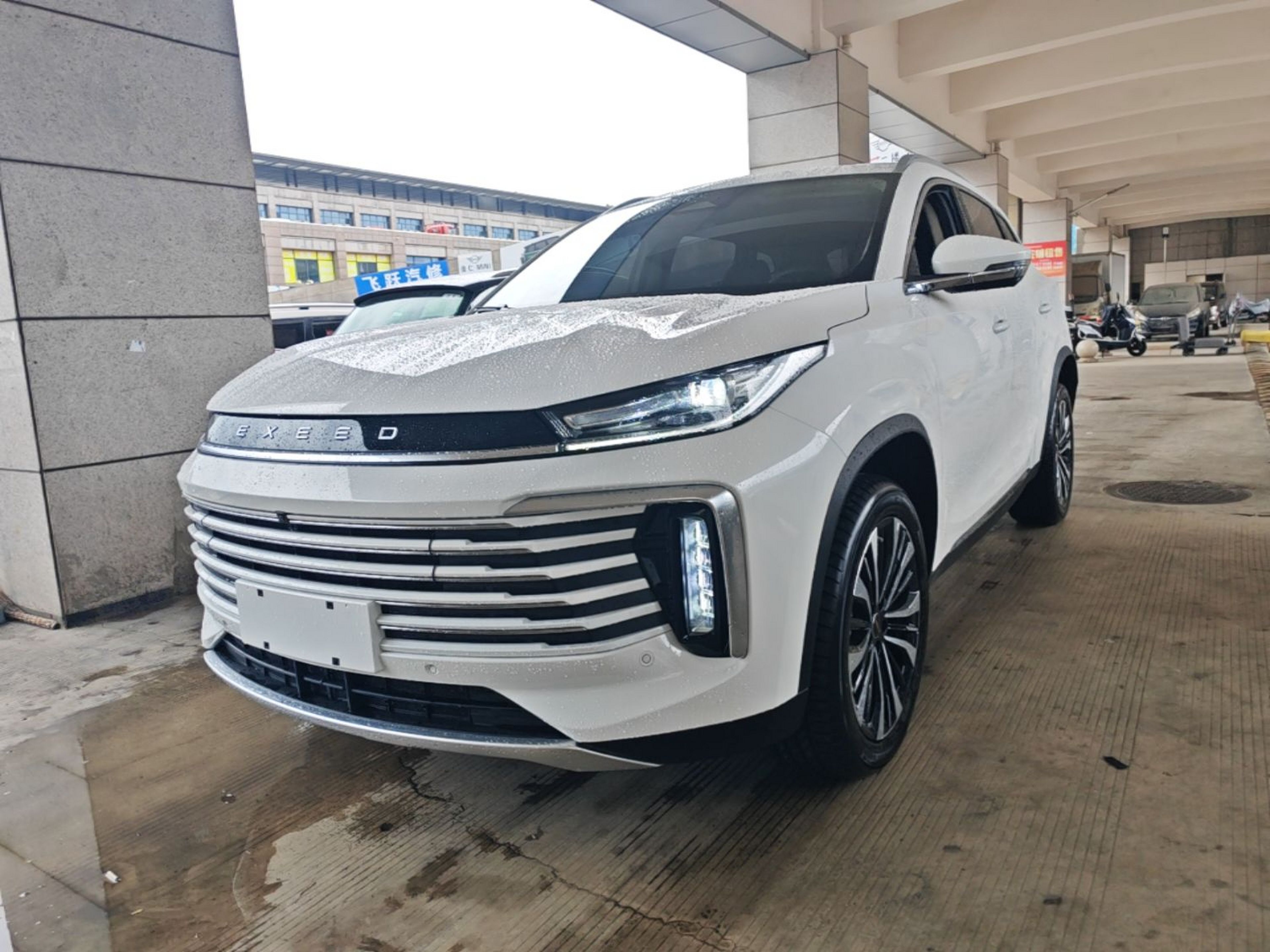 Под передней частью автомобиля