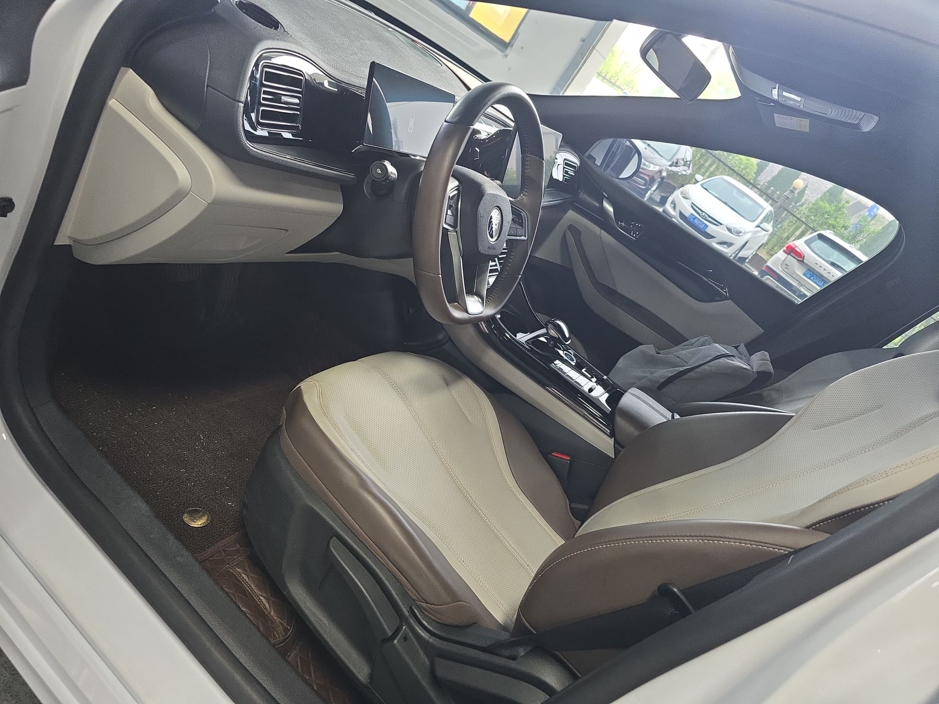 Переднее сиденье в автомобиле