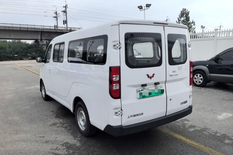 Used Wuling Yangguang 2024 300KM Comfort Version Passenger Van 75kW