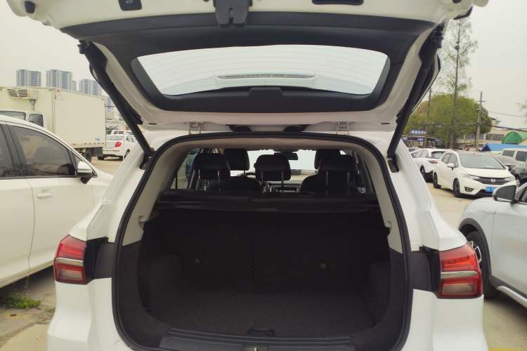 Used Roewe RX5 2018 30T Two-Wheel Drive Automatic Internet Smart Edition Trunk