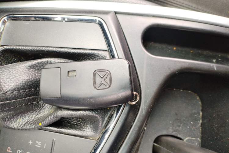 Used JMC Yusheng S350 2013 2.4T Automatic 2WD Diesel Luxury Edition 5 Seats Vehicle Key