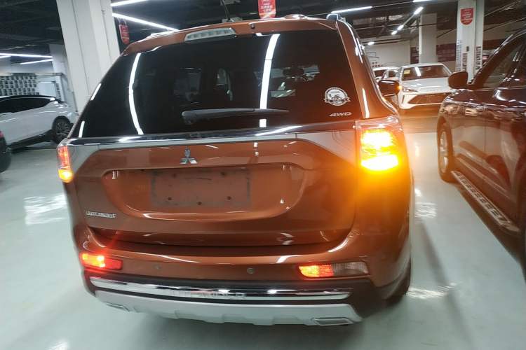 Used Mitsubishi Outlander 2013 2.4L Four-Wheel Drive Luxury Navigation Version 7 Seats