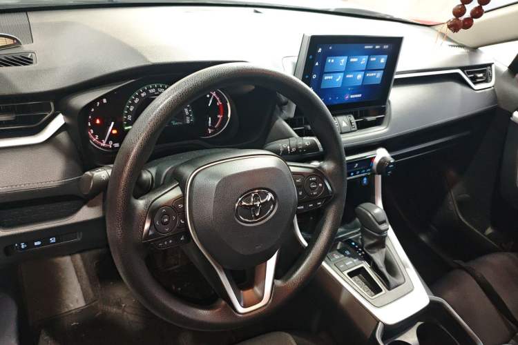 Used Toyota RAV4 2021 2.0L CVT Two-Wheel Drive Fashion Edition Center Console