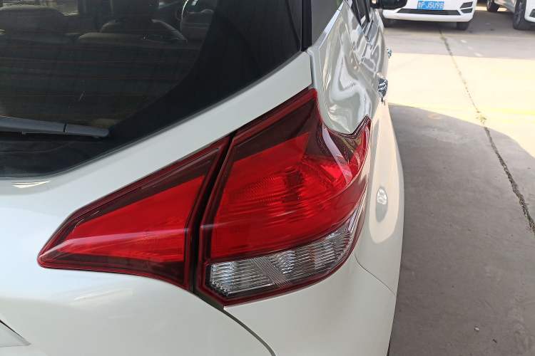 Used Nissan Kicks 2017 1.5L CVT Smart Drive Edition Right Rear Taillight