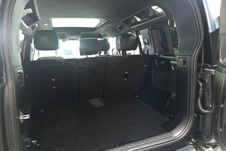 Used Land Rover Defender 2025 110 3.0T P400 – Dynamic HSE Trunk