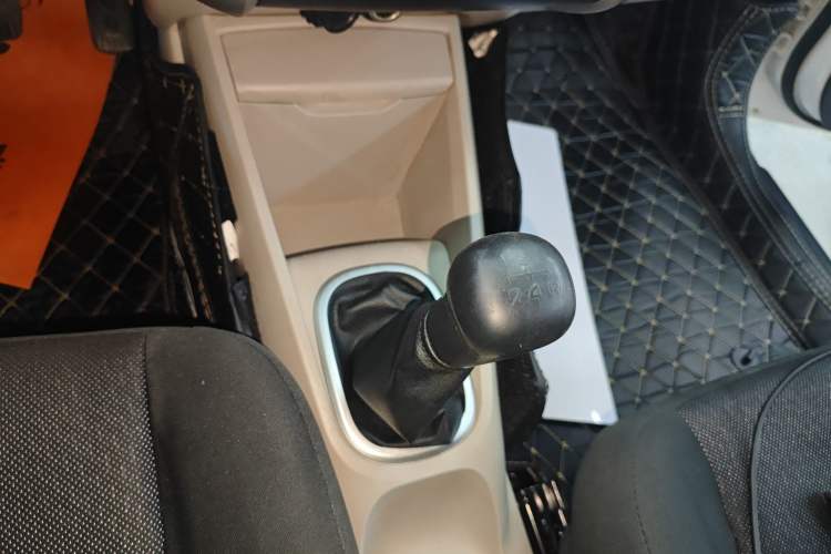 Used Venucia R50 2015 1.6L Manual Fashion Edition
