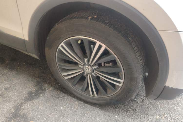 Used Volkswagen Tiguan L 2017 380TSI Automatic All-Wheel-Drive Luxury Edition Right Front Wheel Hub